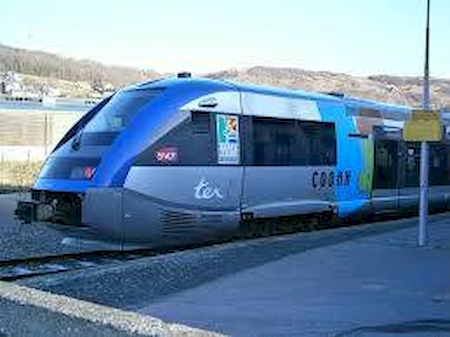 Un train entrant à la gare de Bréauté-Beuzeville